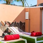 Melyna Private Heated Pool אדחה