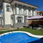 Melyna Private Heated Pool אדחה