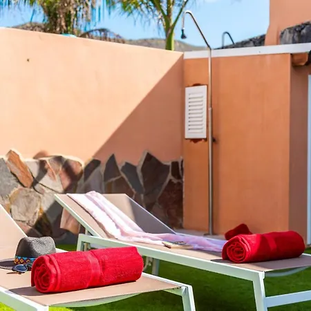 Melyna Private Heated Pool 아데제