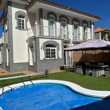 Melyna Private Heated Pool 아데제